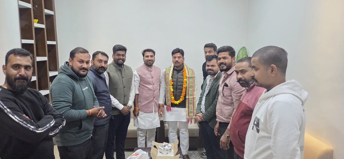 kptripathibjp's tweet photo. आज निज निवास नेहरू नगर में भारतीय जनता पार्टी के युवा नेता अजय मिश्रा ‘चक्रेश’ जी को केक कटवाकर शुभकामनाएं दी।
ईश्वर से प्रार्थना है कि आप स्वस्थ रहें, दीर्घायु हों और समाज व संगठन की सेवा में इसी प्रकार सक्रिय रहें।
#भाजपा #रीवा #सेमरिया_विधानसभा #सेमरिया #kptripathi https://t.co/FWY2Ev3dR0
