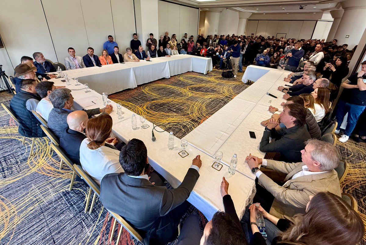 ELIMINACIÓN DE LAS RETENCIONES A LA EXPORTACIÓN DE PETRÓLEO CONVENCIONAL

Acompañé hoy en Comodoro al gobernador <a href="/NachoTorresCH/">Nacho Torres</a> en la presentación que presidió para dar detalles de la eliminación de las retenciones a la exportación de hidrocarburos convencionales. 

Fue producto