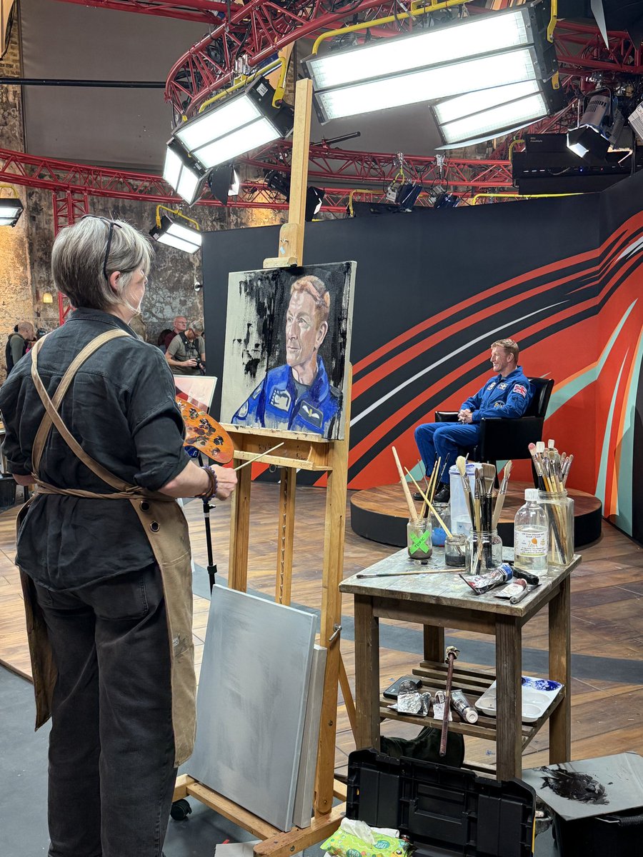 astro_timpeake's tweet image. Thank you @artistoftheyear for a truly unique experience and huge thank you to the very talented Silas Archibong, El Barrett and Fiona Land who patiently worked away at my craggy visage for hours. I was full of admiration for them, creating portraits under so much time pressure…