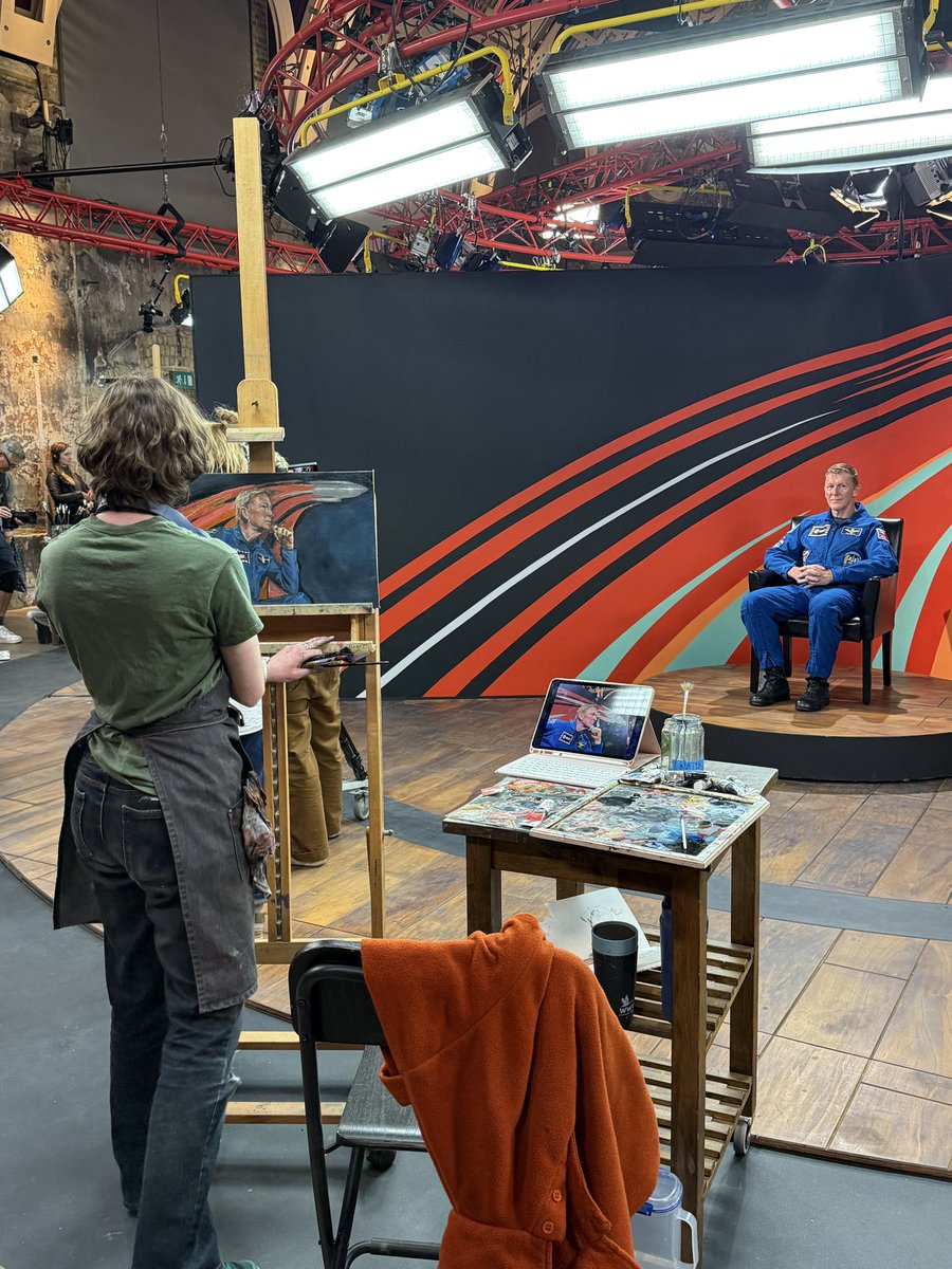 astro_timpeake's tweet image. Thank you @artistoftheyear for a truly unique experience and huge thank you to the very talented Silas Archibong, El Barrett and Fiona Land who patiently worked away at my craggy visage for hours. I was full of admiration for them, creating portraits under so much time pressure…