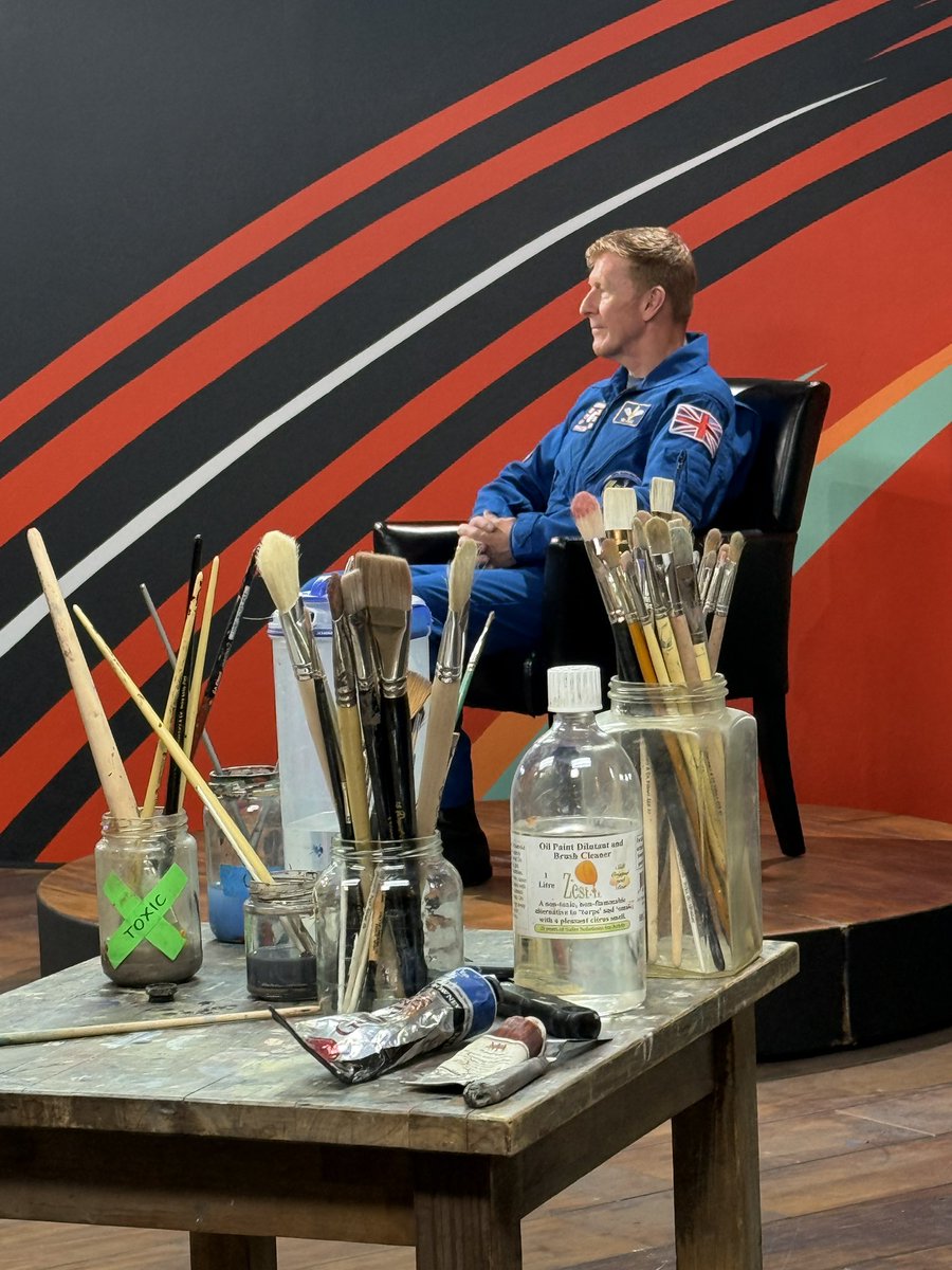 astro_timpeake's tweet image. Thank you @artistoftheyear for a truly unique experience and huge thank you to the very talented Silas Archibong, El Barrett and Fiona Land who patiently worked away at my craggy visage for hours. I was full of admiration for them, creating portraits under so much time pressure…