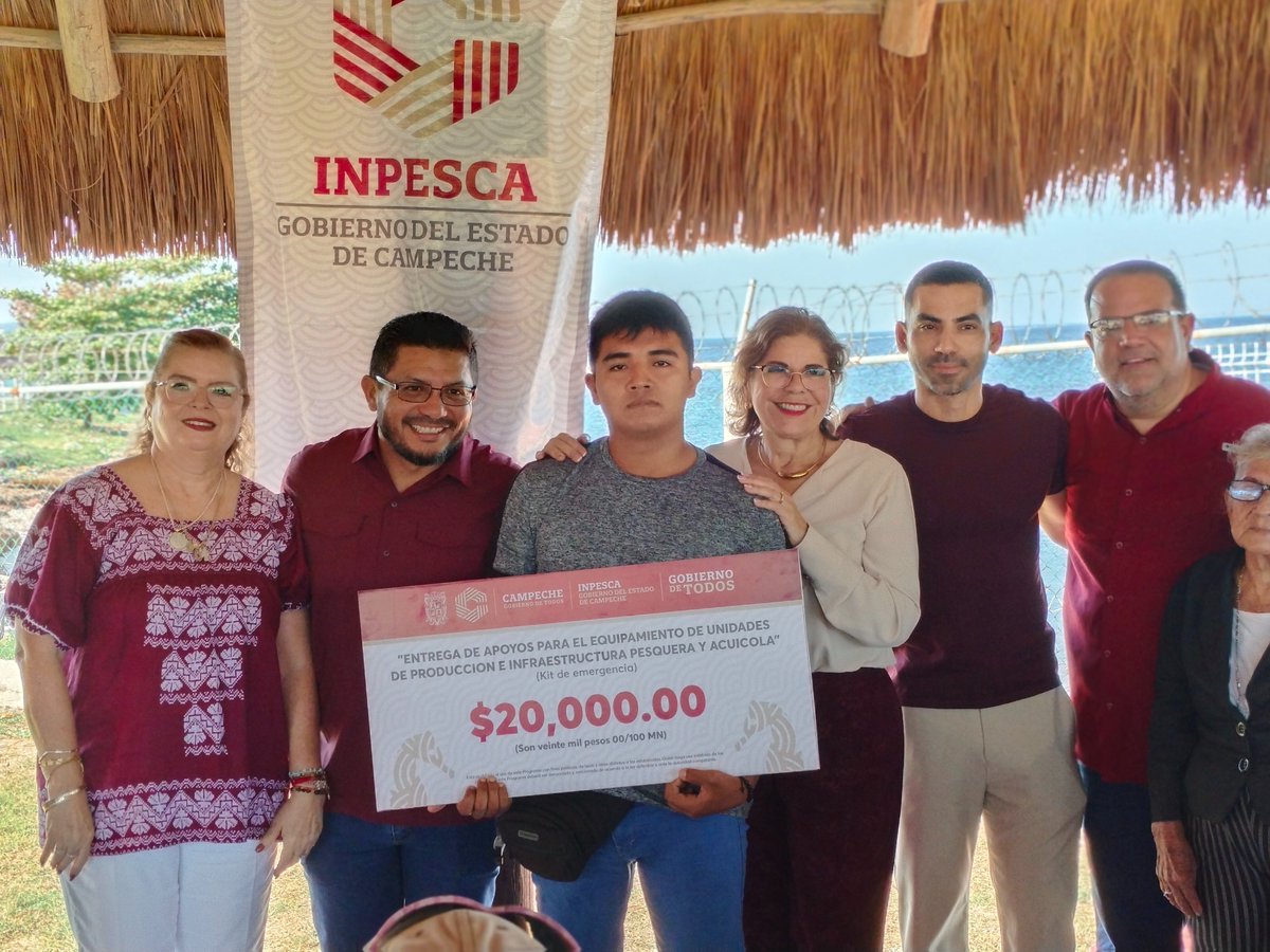 SABGCampeche's tweet photo. La Contralora, @RoxanaMonteroP, acompañó la entrega de apoyos de INPESCA: seguro de vida, avituallamiento, reparación de motor, kits de emergencia, sustitución de motores y equipamiento acuícola.

Desde #SECONT, verificamos que los recursos lleguen a las y los beneficiarios. https://t.co/ieF3J7XHnj