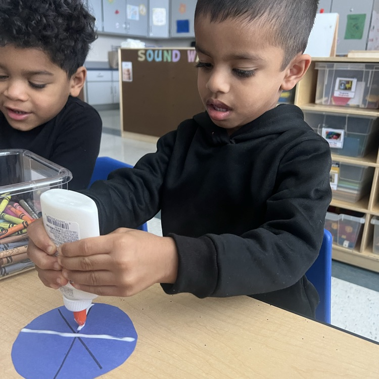nbtschools's tweet photo. Students in Ms. Gallant's class at Judd are practicing their fine motor skills by squeezing glue in straight lines to create a snowflake! βοΈ #TrueNorthBrunswick #EveryDayCountsInNBTPK https://t.co/9QqFgkoUsO