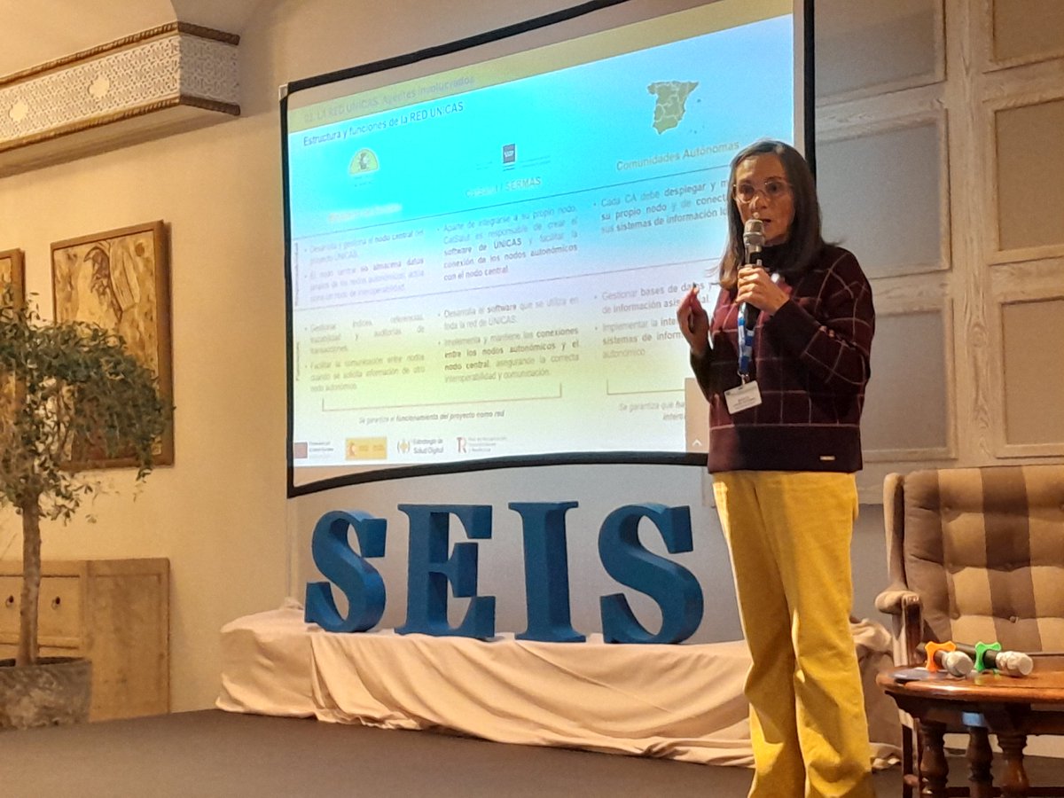 #SaludConectada25 de <a href="/SEISeSalud/">SEIS eSalud</a> Maria Fe Lapeña, Subdir General de Servicios Digitales de Salud, de @SanidadGob detalla proyecto red  #UNICAS del SNS para enfermedades raras: ataca problema de que número pequeño de pacientes de cada enfermedad hace dificil compartir conocimiento