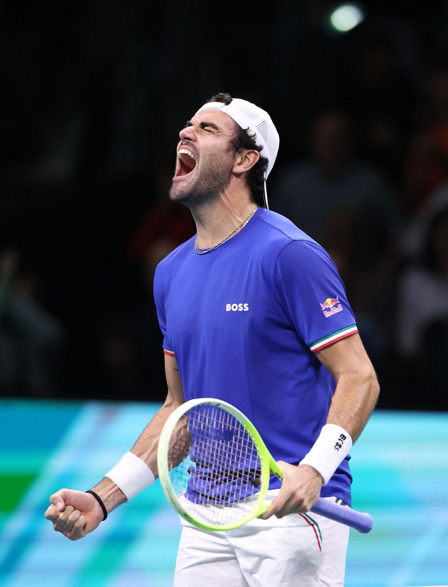 ItaliaTeam_it's tweet image. È SEMIFINALEEEEEEE 🤩

Berrettini-Rodionov 6-3, 7-6
Cobolli-Misolic 6-1, 6-3

The Hammer e Cobbo fanno l’impresa a Bologna e portano l’Italia in semifinale alla Davis con un bel 2-0 sull’Austria. 🎾

Adesso sotto il Belgio!!! 😌
 
#ItaliaTeam #DavisCup #magliazzurra @federtennis