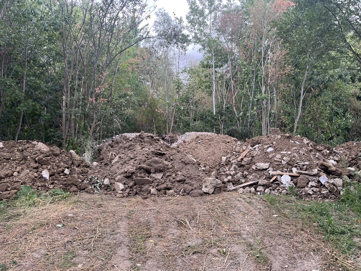 paulpowlesland's tweet photo. Hi EA. I told you about an illegal waste dump next to my river and you wrote me a letter saying you weren’t going to do anything. Would you like to reconsider that decision, shut the site down & order the landowner to remove the waste? 

Location is here, letter & photos below:

https://t.co/BHRQVbLAJZ