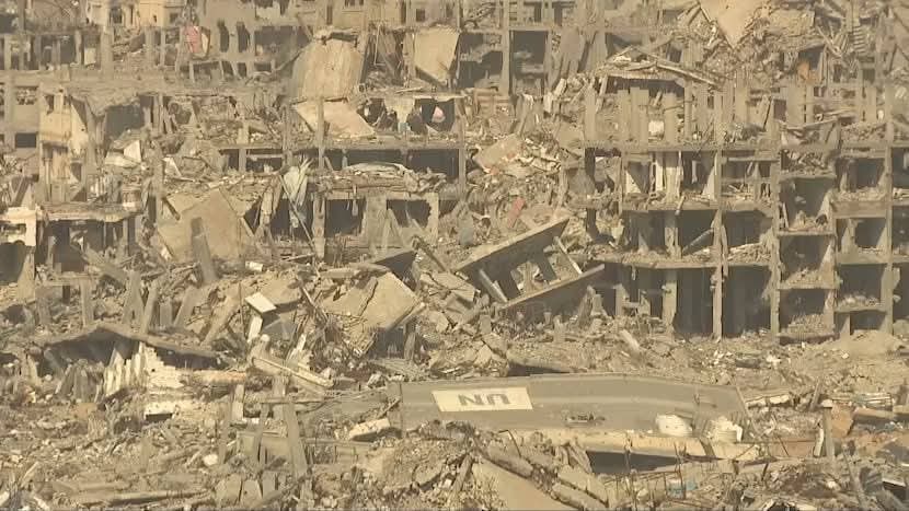 I have never seen destruction like this in my life — as if a devastating hurricane had struck the area.
These were the words of journalist John Irvine, a correspondent for a British news channel, who managed to enter northern Gaza accompanied by the Israeli army — the only route