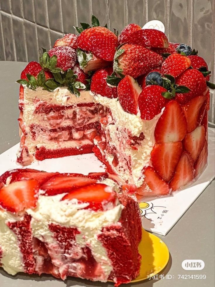 fairyprxncess's tweet photo. strawberry cake 🍓 https://t.co/SCnPkF3jNV