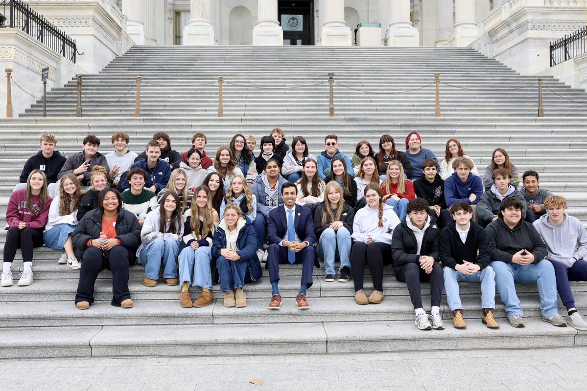 RepSuhas's tweet image. Thank you to the government class from @KettleRunNews for visiting me here on Capitol Hill. If you know of a class who would like to visit, please contact my office. The White House might be closed for tours due to “renovations” but the Capitol is still open.