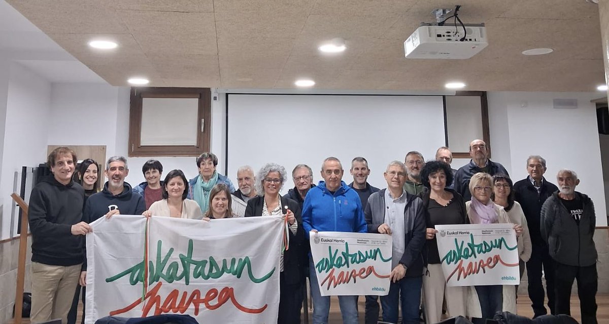 Herri hau lepoan hartu eta askatasuna eta sozialismora eramateko konpromisoa hartu genituen, eta horretan berresten gara.

Larunbatean ere Burlatatik Bilbora!
#AskatasunHaizea gara ✊🏾