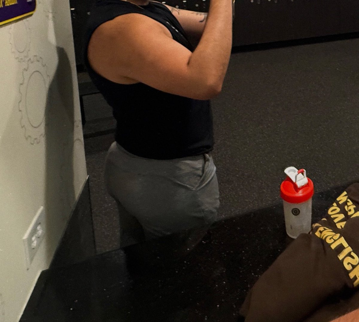 LEXIIJSTLEXII's tweet image. sitting like a horse.