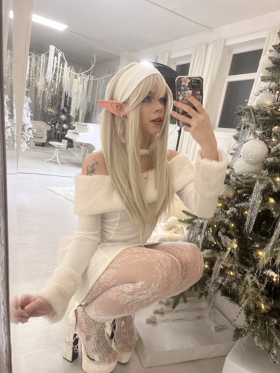 DoryyExpx33's tweet image. Christmas shoot is done :&amp;gt; 
Should I make one more? 
Thinking about #Frieren Christmasmarket theme? 

#christmas #photoshoot #moothunt