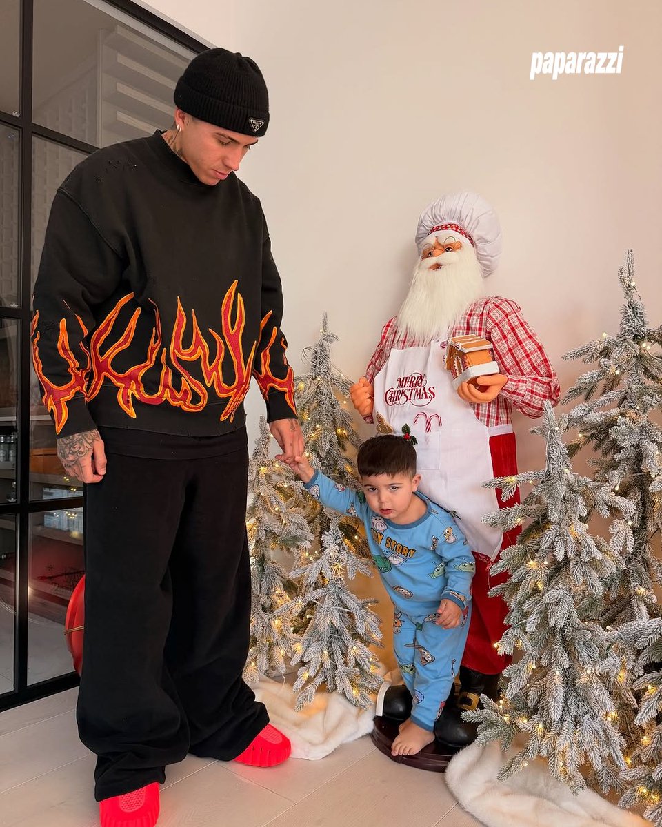 TODOS EN CASA🏡💘 Desde Londres, Enzo Fernández compartió las postales más tiernas junto a Valu Cervantes y sus hijos en común, Olivia y Benjamín.