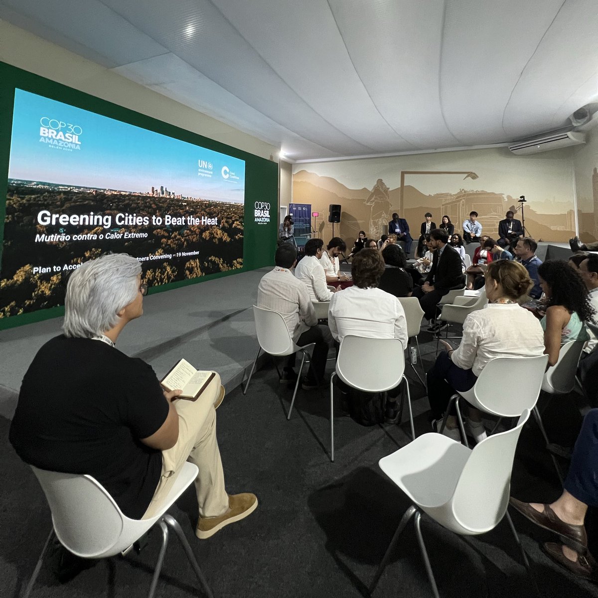 radicalxrad's tweet image. Also exploring more of the thematic action rooms today - this session was on how greening of cities can help reduce the negative effects of heat on communities. (1/3) @ClimateBlue