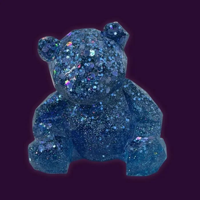 Poxy_Roses's tweet image. A small blue resin bear that somehow makes everything feel softer.
poxyrose.com/blue-resin-bea…

#tinydecor #BlueResinBear #poxyrosedispatch