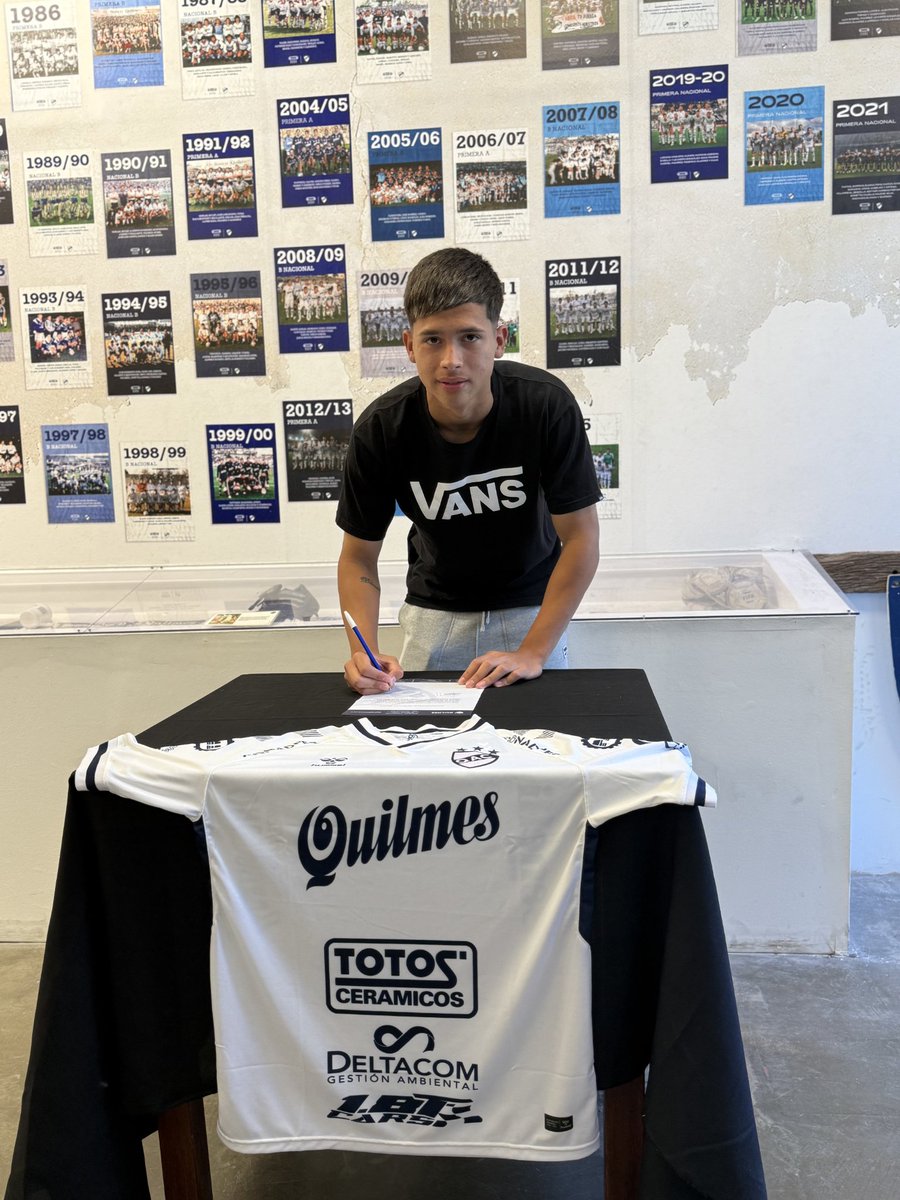 𝐋𝐚𝐮𝐭𝐚𝐫𝐨 𝐂𝐥𝐨𝐬𝐭𝐞𝐫 𝐧𝐮𝐞𝐯𝐨 𝐣𝐮𝐠𝐚𝐝𝐨𝐫 𝐩𝐫𝐨𝐟𝐞𝐬𝐢𝐨𝐧𝐚𝐥

El futbolista chaqueño formado en Alsina y Lora, Lautaro Closter (lateral derecho, categoría 2008), firmó su primer contrato profesional con el Quilmes Atlético Club.

🫱🏻‍🫲🏻 ¡Felicitaciones, Lauty!