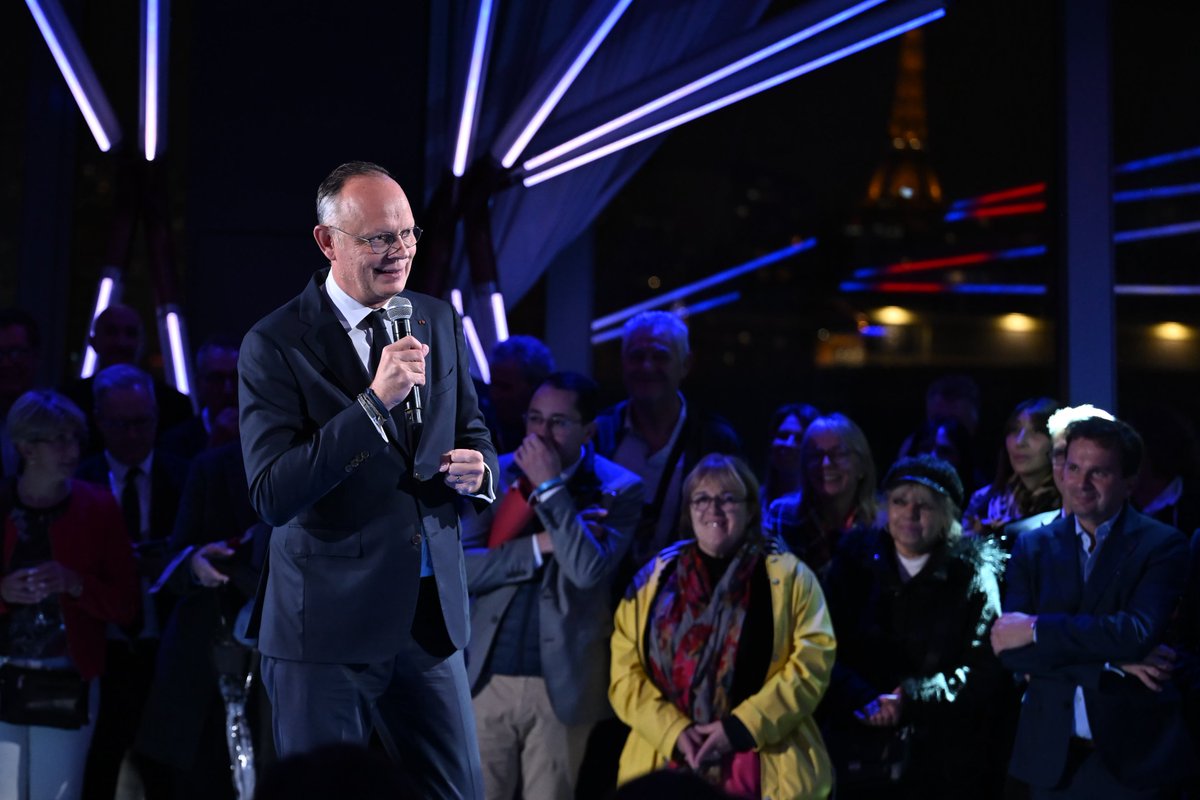 Moment convivial en marge du #salondesmaires avec plus de 800 maires et élus locaux.

Chez les élus, un même constat se dégage : notre pays est bloqué, les Français sont exaspérés, mais malgré tout, le rebond reste possible. Chacun, dans notre commune, nous voyons que l’énergie