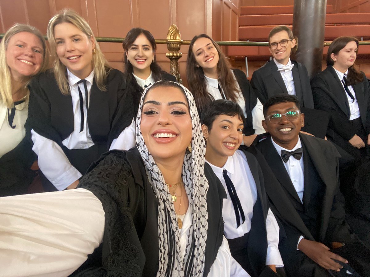 AmaniUniverse's tweet image. Trump froze my scholarship and I still graduated as the only Palestinian in International Human Rights Law at Oxford University. ✌🏽