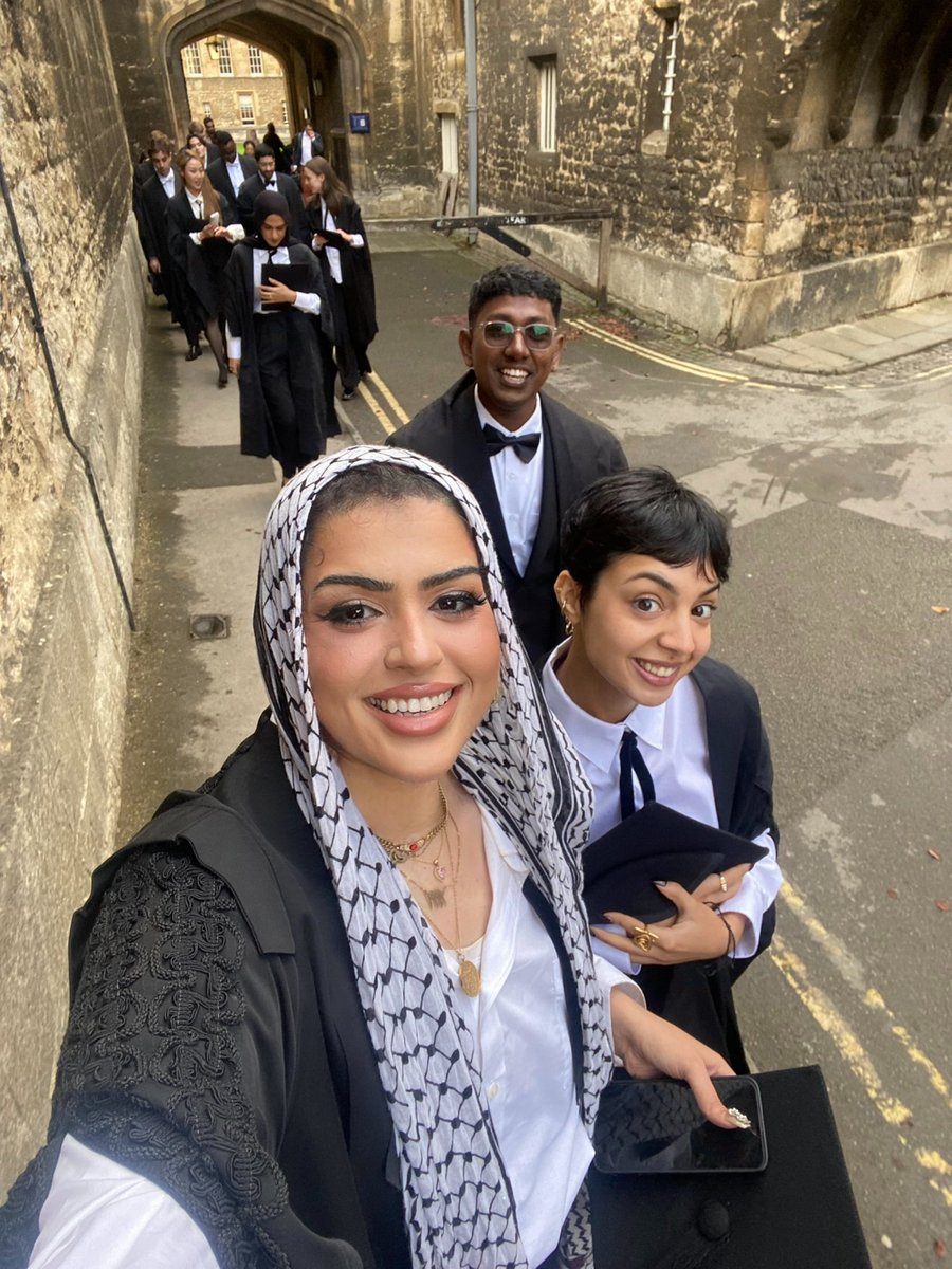 AmaniUniverse's tweet image. Trump froze my scholarship and I still graduated as the only Palestinian in International Human Rights Law at Oxford University. ✌🏽