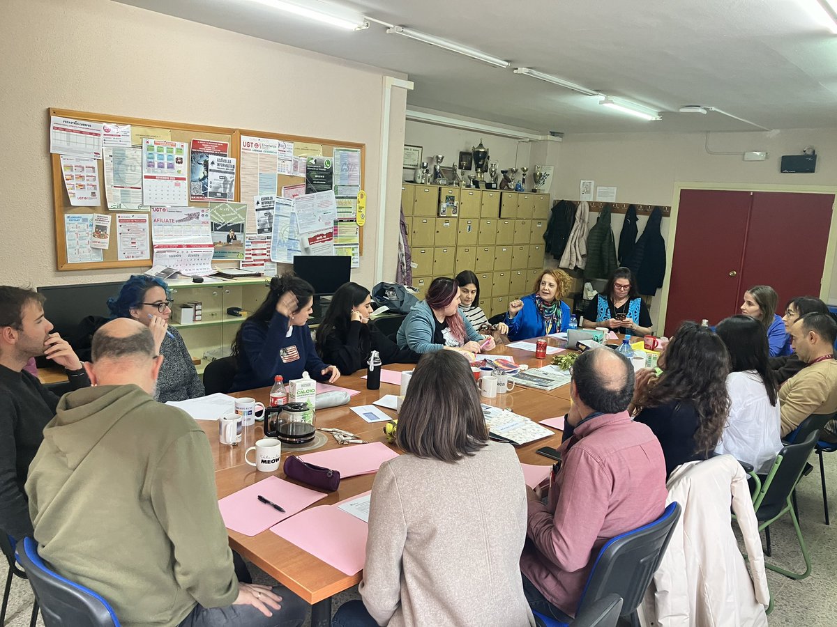 irene_adler123's tweet photo. Esta tarde, una veintena de docentes se reúnen en el @IesPinarOficial para iniciar el seminario de radio escolar. @cfievalladolid https://t.co/UIMnDvwPsK