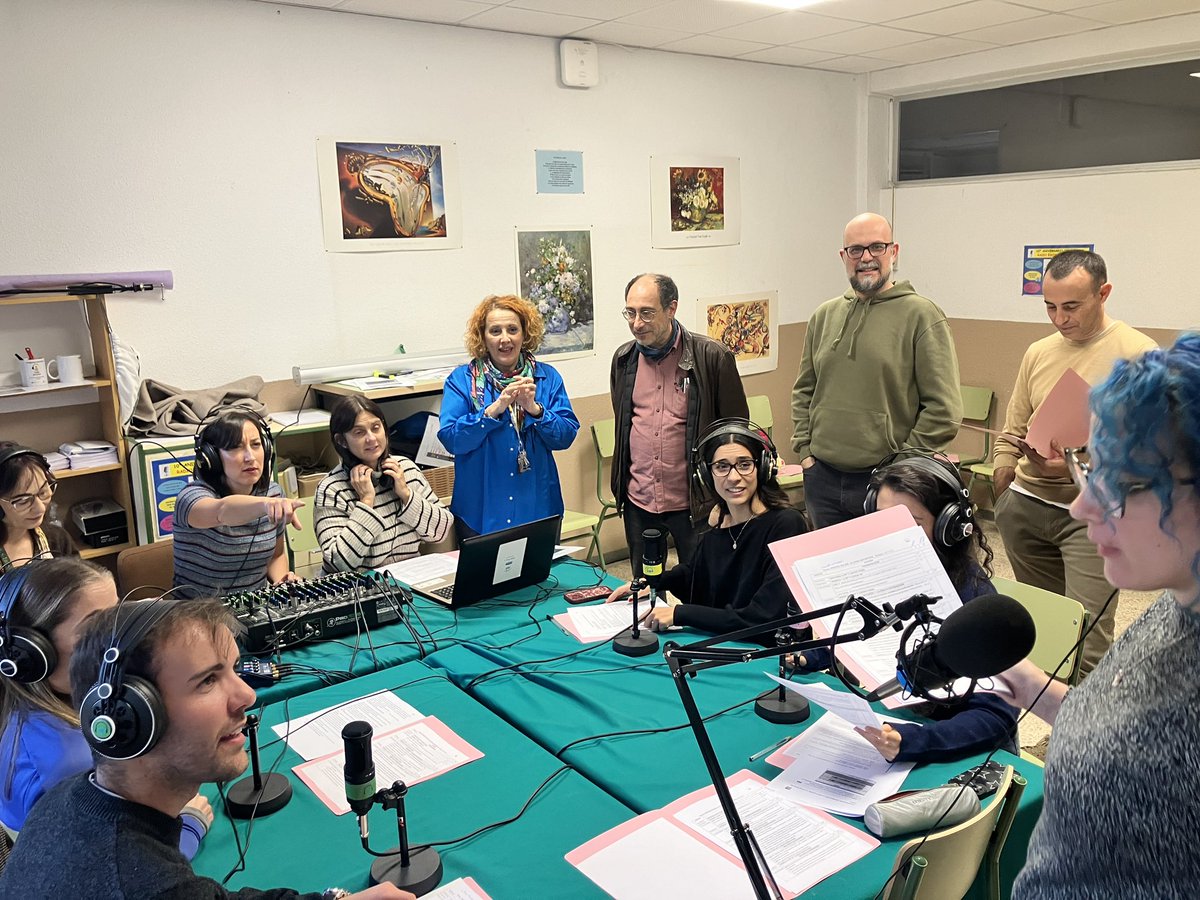irene_adler123's tweet photo. Esta tarde, una veintena de docentes se reúnen en el @IesPinarOficial para iniciar el seminario de radio escolar. @cfievalladolid https://t.co/UIMnDvwPsK