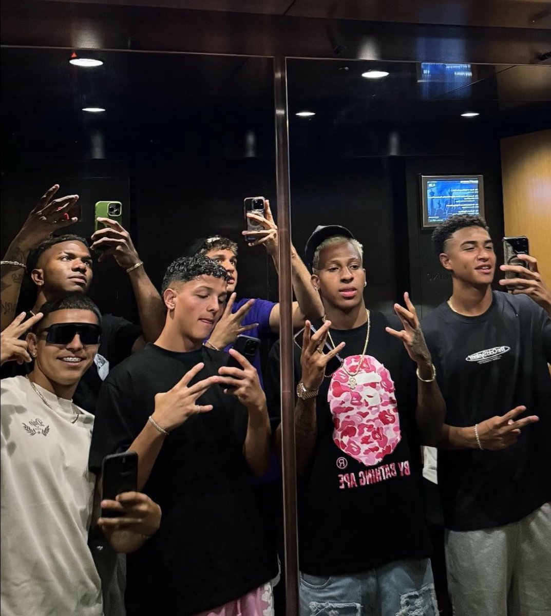 LaSapricola's tweet image. El sentimiento de violencia que me genera esta foto no tiene sentido. Que ganas de pichasearlos a todos, reguero de chatas malparidos.