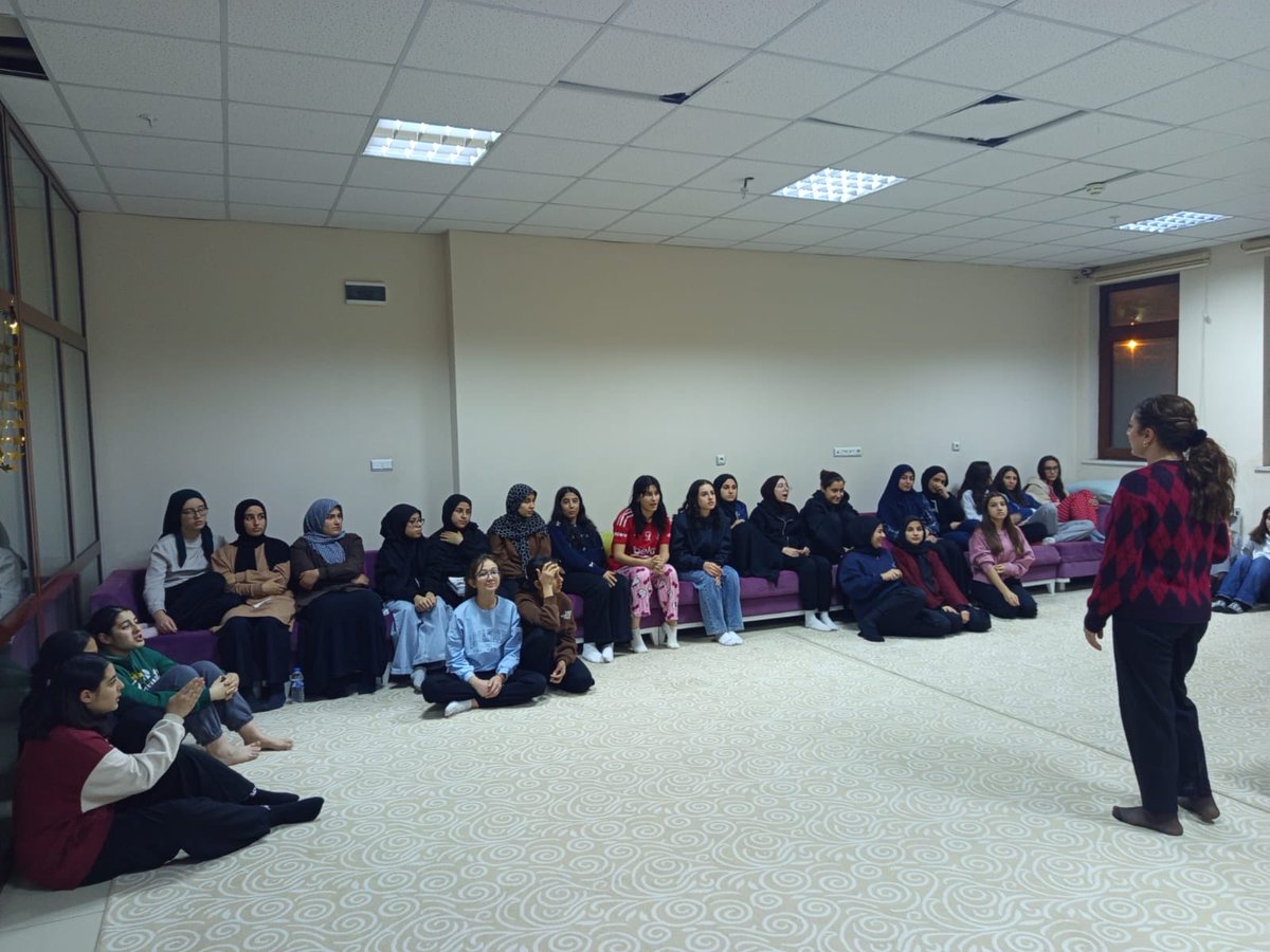 “Bugün Muhabbethane programımızla Artuklu İmam Hatip Lisesi kız pansiyonundaydık. Genç kardeşlerimizle hoş bir muhabbet, güzel paylaşımlar ve unutulmaz bir atmosfer yaşadık. 🤍✨”