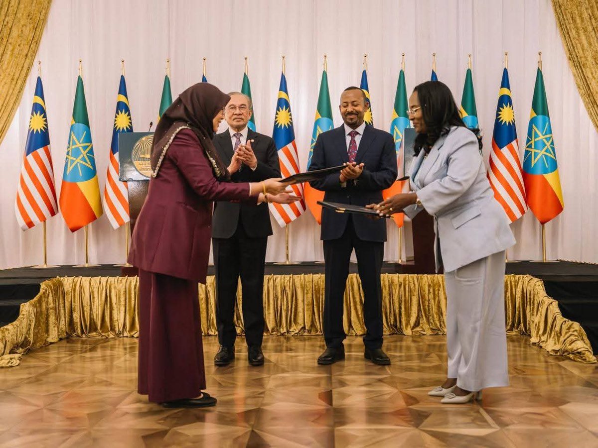 AdanechAbiebie's tweet image. A Memorandum of Understanding (MoU) for sister-city cooperation was signed between the city administration of #AddisAbaba and the city of Kuala Lumpur in Malaysia, in the presence of His Excellency Prime Minister Dr @AbiyAhmedAli and His Excellency Prime Minister of the…