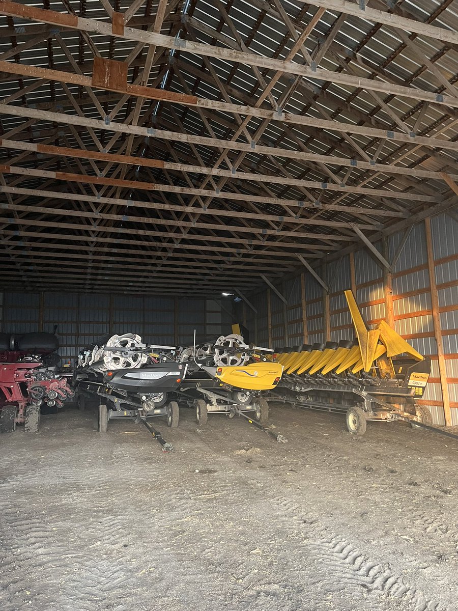 KoreyPeters's tweet image. See you next year @MacDon headers. 

#hibernate #harvest25wrap