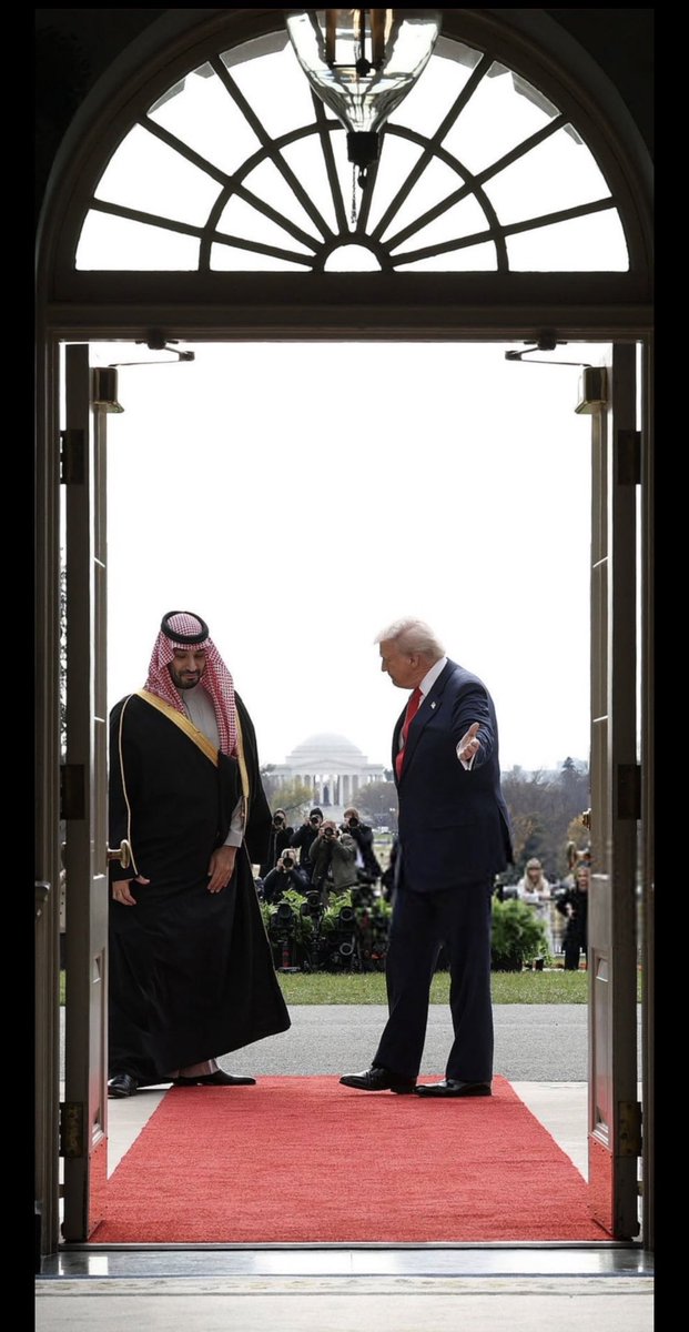 🇸🇦 #هذه_السعودية_العربية

في عهد الملك سعود رحمه الله أول من وقفت مع الجزائر.. و في مبنى الأمم المتحدة دخل الملك رافعاً علم #الجزائر وأرسل الأموال لتسليحها.
في عهد الفيصل رحمه الله أوقفت العالم (حقيقة وليس مجازاً) عندما أوقفت النفط عنه.
في عهد الخالد رحمه الله ضمدت جراح #لبنان