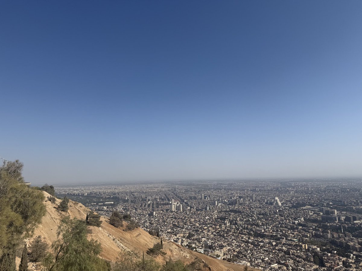دمشق الحبيبة… الجميلة رغم جراحها، والقوية رغم كل ما مرّت به. مدينة تنبض بالتاريخ، وتعلّمنا أن الجمال قد يولد من الصبر، وأن القوة تسكن في القلوب التي لا تنكسر. نفتخر بها.