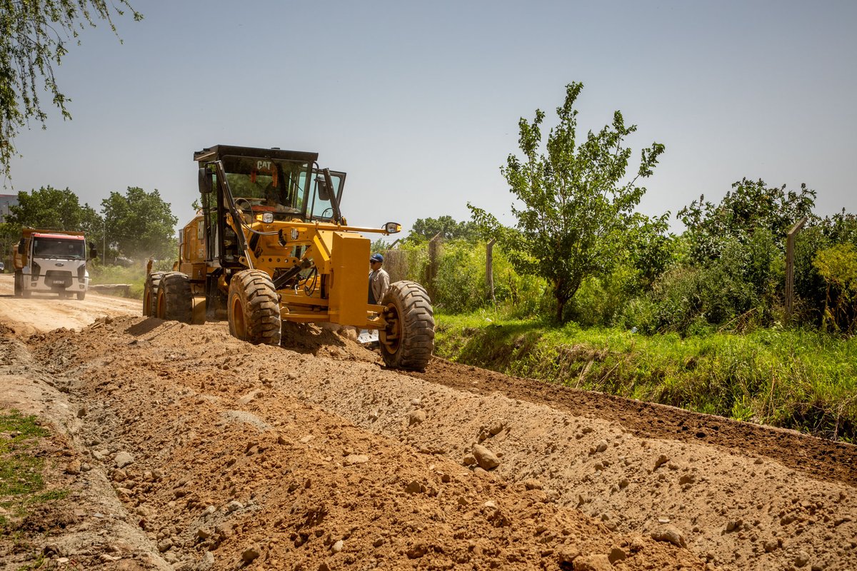 jjosemussi's tweet image. ¡Seguimos mejorando la infraestructura de nuestros barrios! ➡️ Comenzaron las obras de pavimentación en la calle 11 e/ 157 y 160 (#BarrioLosParaísos), realizadas con inversión municipal.

#Berazategui #BerazateguiCorazónDeZonaSur