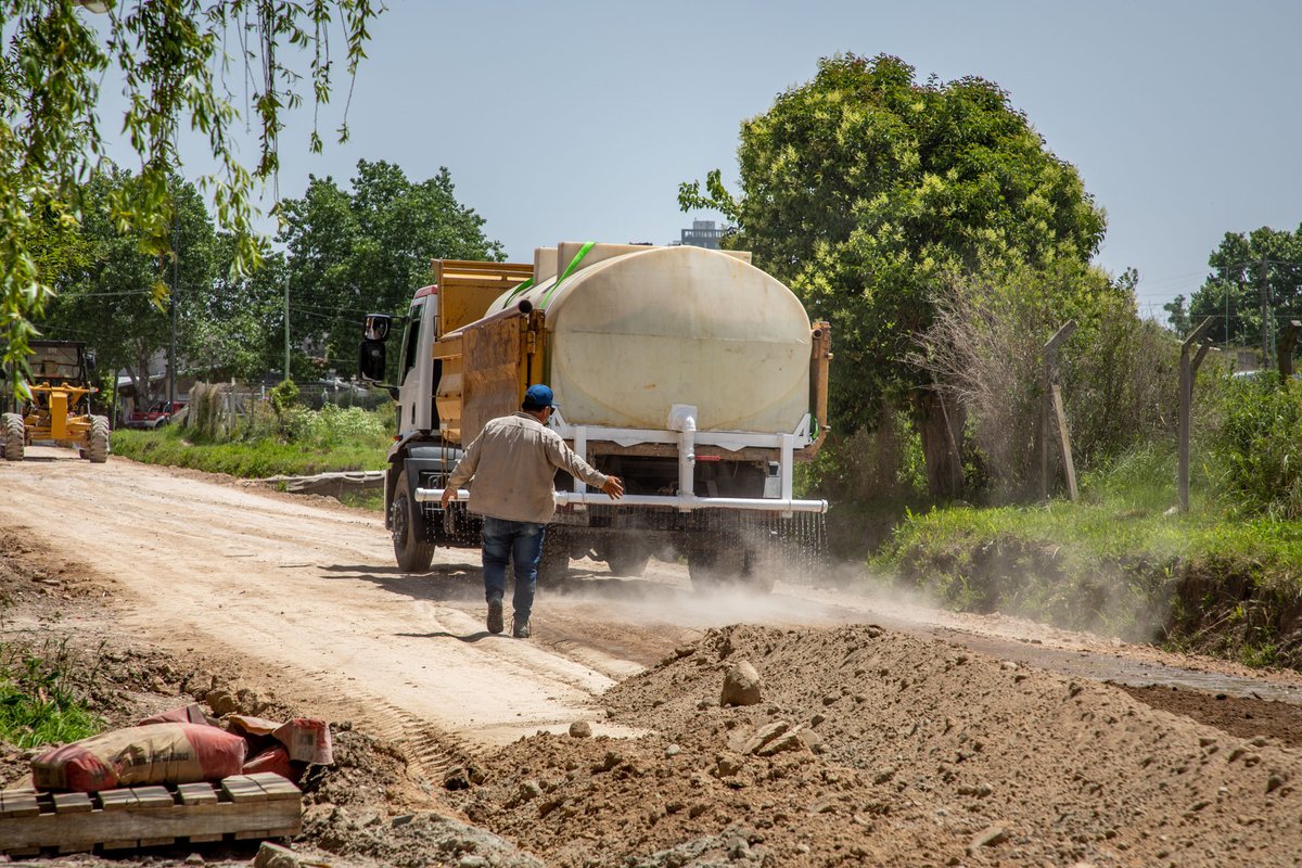 jjosemussi's tweet image. ¡Seguimos mejorando la infraestructura de nuestros barrios! ➡️ Comenzaron las obras de pavimentación en la calle 11 e/ 157 y 160 (#BarrioLosParaísos), realizadas con inversión municipal.

#Berazategui #BerazateguiCorazónDeZonaSur