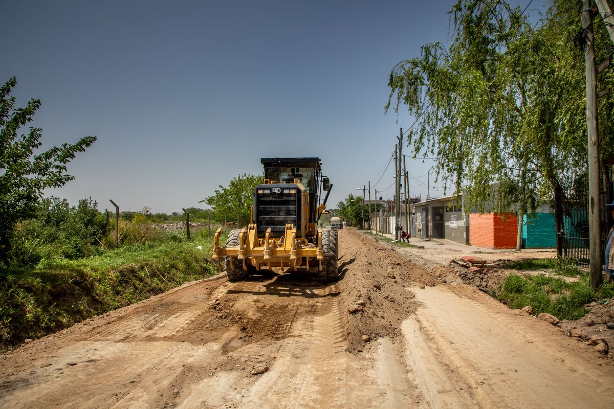 jjosemussi's tweet image. ¡Seguimos mejorando la infraestructura de nuestros barrios! ➡️ Comenzaron las obras de pavimentación en la calle 11 e/ 157 y 160 (#BarrioLosParaísos), realizadas con inversión municipal.

#Berazategui #BerazateguiCorazónDeZonaSur