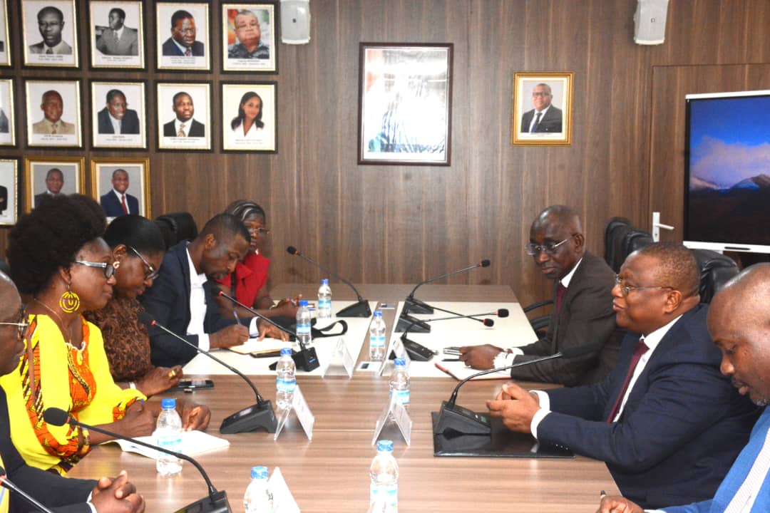 MINCOM_CI's tweet image. Le Ministre Amadou Coulibaly a reçu le nouveau bureau de l’UPF-CI, conduit par Mme Viviane Mouhi. Les échanges ont porté sur les perspectives de collaboration et la préparation de leur cérémonie d’investiture.
#CommunicationCI #UPF #PresseCI #MICOM