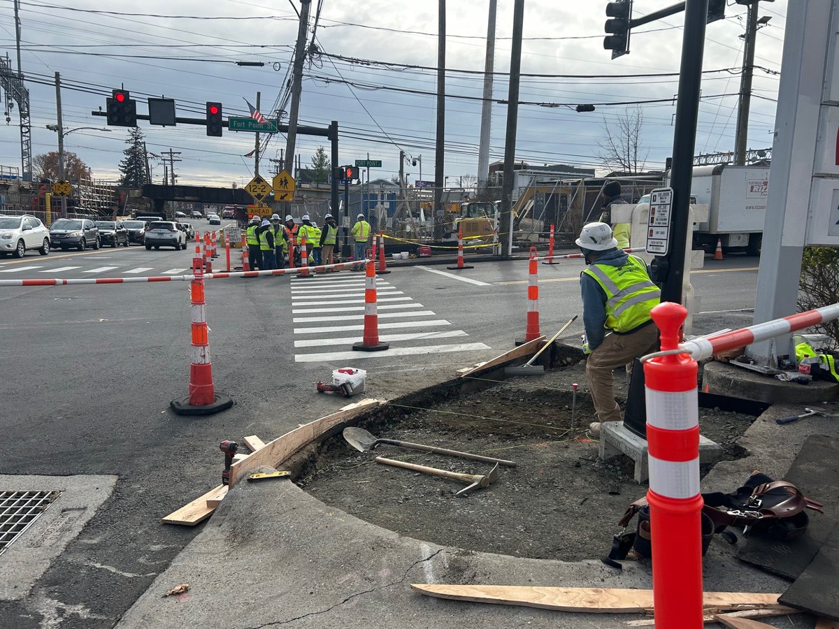WalkBridgeCT's tweet image. *REMINDER* Work continues this week along East Avenue sidewalks between Olmstead &amp;amp; Winfield. One lane roadway as directed. Follow all signage/direction.
