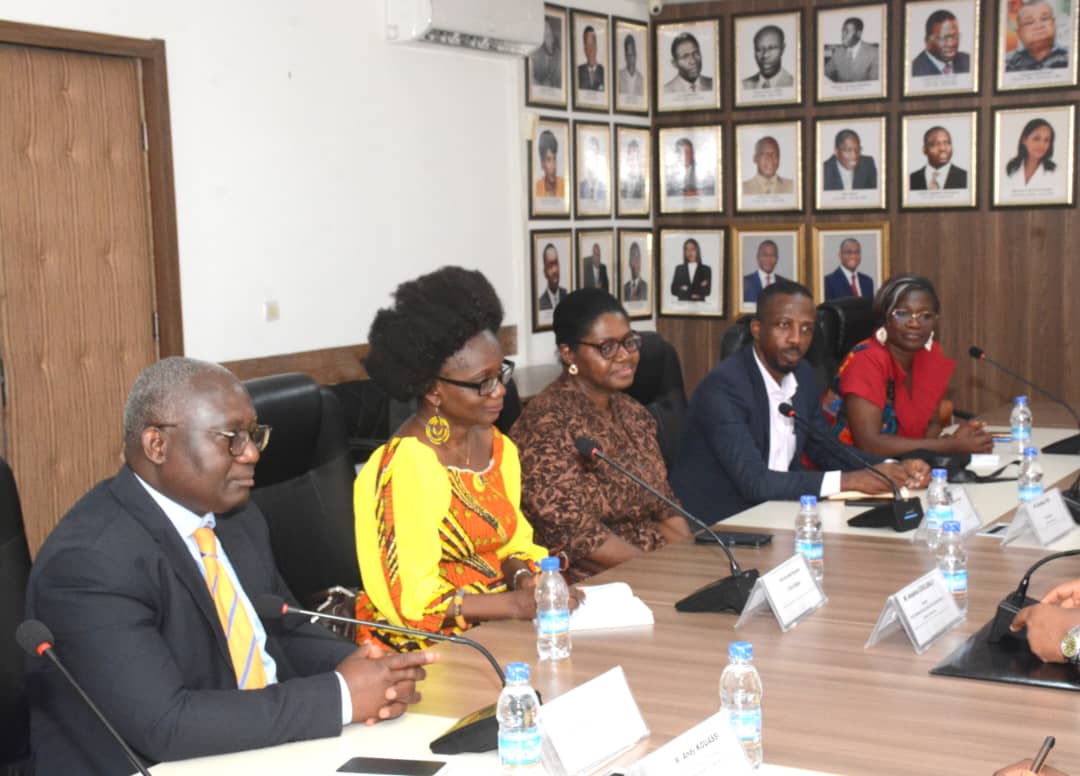 MINCOM_CI's tweet image. Le Ministre Amadou Coulibaly a reçu le nouveau bureau de l’UPF-CI, conduit par Mme Viviane Mouhi. Les échanges ont porté sur les perspectives de collaboration et la préparation de leur cérémonie d’investiture.
#CommunicationCI #UPF #PresseCI #MICOM
