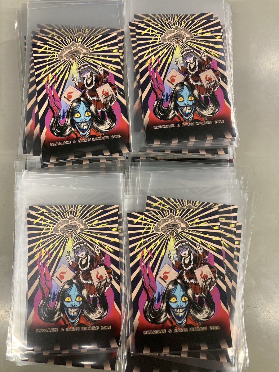 ステッカーもたっぷりご用意してます！
スマホの裏にピッタリのスクエア型です

たっぷりありますのでお土産にして下さい

#呪みちる #大まん祭2025 #まんだらけ