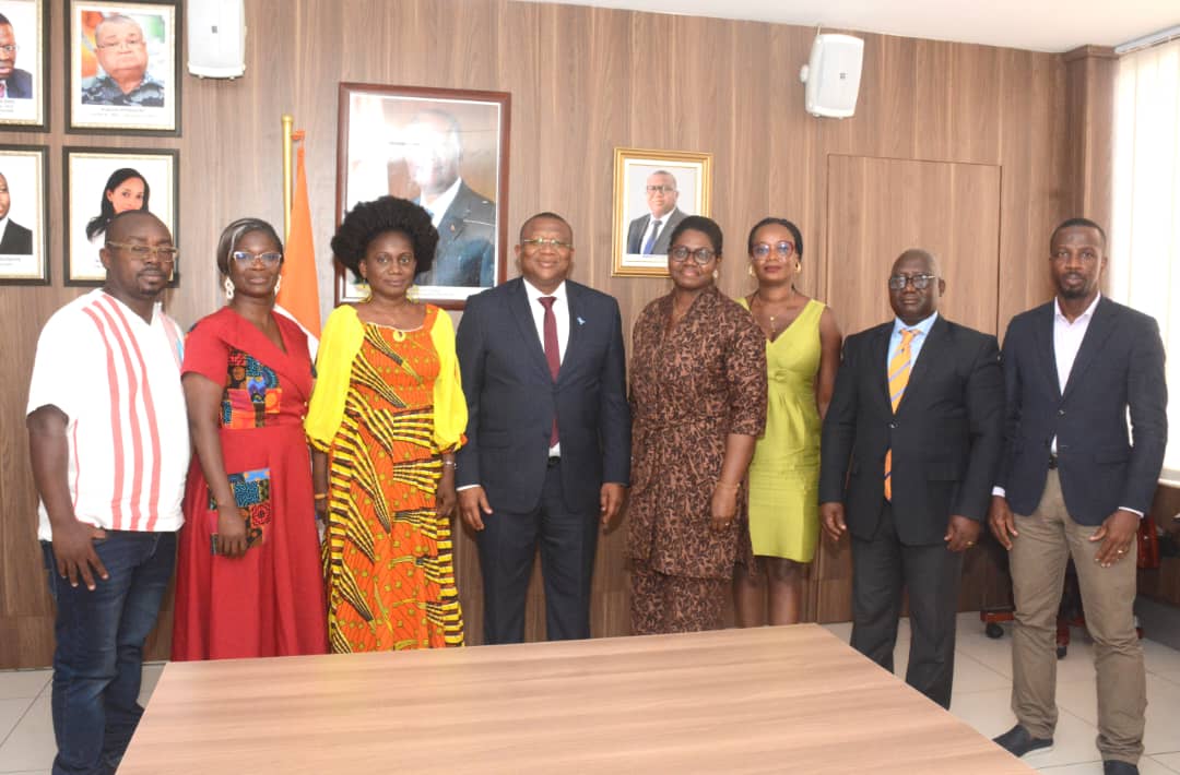 MINCOM_CI's tweet image. Le Ministre Amadou Coulibaly a reçu le nouveau bureau de l’UPF-CI, conduit par Mme Viviane Mouhi. Les échanges ont porté sur les perspectives de collaboration et la préparation de leur cérémonie d’investiture.
#CommunicationCI #UPF #PresseCI #MICOM