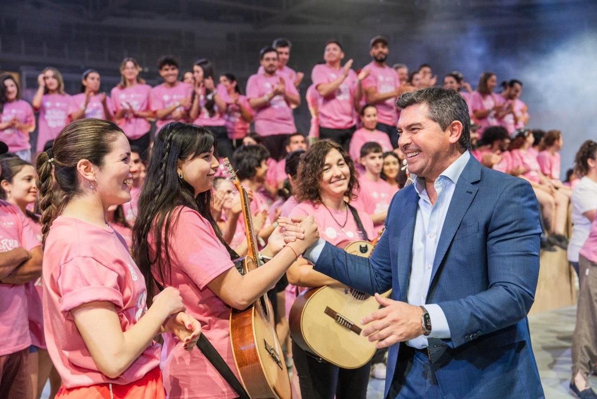 cosmos935's tweet image. #FiestaNacionalDelSol #Orregoo presenció el ensayo del show central de la #FNS y entregó remeras a los artistas
Recorrió las instalaciones del Velódromo Vicente Alejo Chancay
VER MÁS EN fmcosmos.com/noticias/2025/…