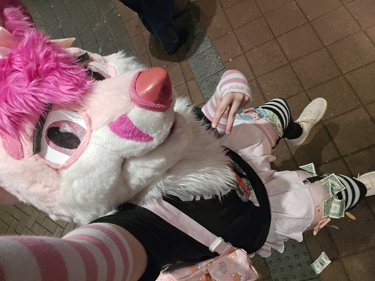 Come see fop dancing this Saturday night for the 1 year for Nuzzle!!!😁💕

Come say hi and give her leash a pull if you intend to tempt fate with the pink fop.😋🦊🩷

(3rd pic: 📷 - linglingfennec)