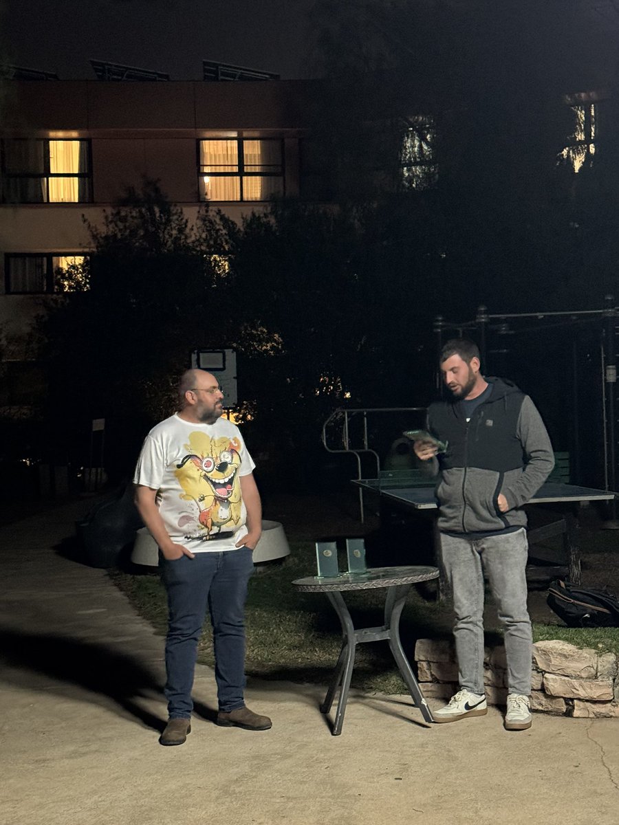 זהו ציוץ אהבה

אהבה לאדם שלמדתי להכיר במהלך השנתיים האחרונות כאדם מדהים, ששירת במילואים במשך שני עשורים, שהגיע והכין לי אוכל מדהים כששכבתי שבור במיטה בעין כרם והר הצופים

היום אביתר, הידוע בכינויו אביה, הידוע באהבתו למטבח ובאהבתו בלפנק את הפלוגה באוכל באמת מדהים(הכי טעים שאפשר)