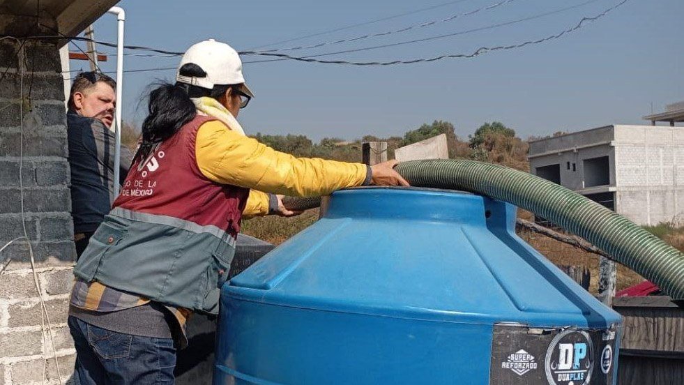SAPCI_CDMX's tweet image. El equipo de la #SAPCI, en coordinación con la @SEGIAGUA y @TlahuacRenace, apoya en la entrega de agua potable mediante pipas gratuitas por parte del @GobCDMX en las colonias Miguel Hidalgo, Selene, López Portillo y el pueblo Santa Catarina Yecahuizotl. 💧