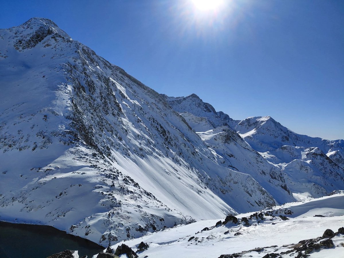 Espectaculares fotos del Ibón de Tebarray (Valle de Tena,Pirineo Aragonés).

Bastante nieve ya por la alta montaña tensina,las fotos son de Literolés de ayer 18 de Noviembre de 2025 Martes.