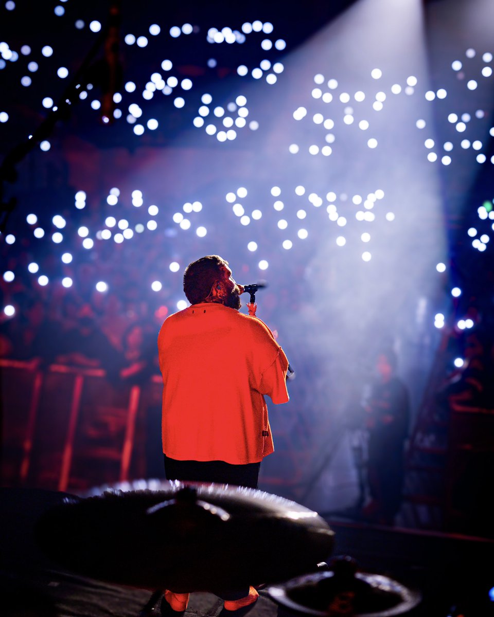 Korea, Japan, and Singapore: I love you so much. Thank you for all the heart you brought to these shows. Dubai: I can’t wait to love you on Saturday.

🎶: Northern Lights