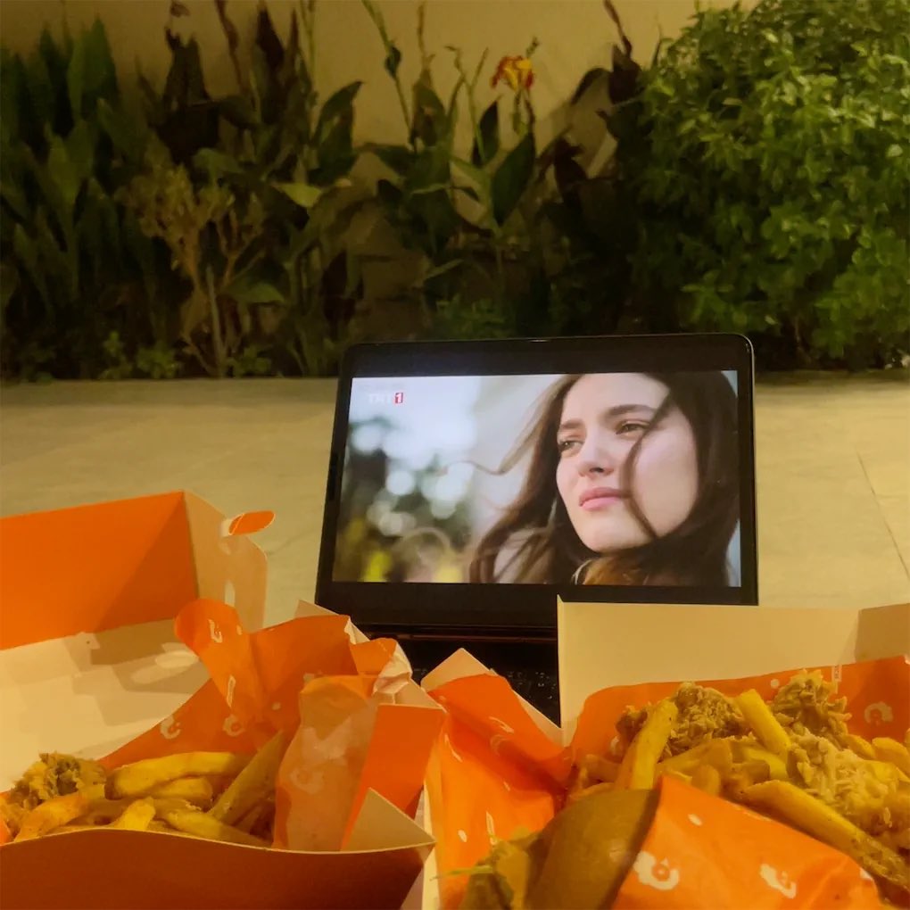 أول النهار مع اختي الكبيرة 
وآخر الليل مع الصغيرة🤍