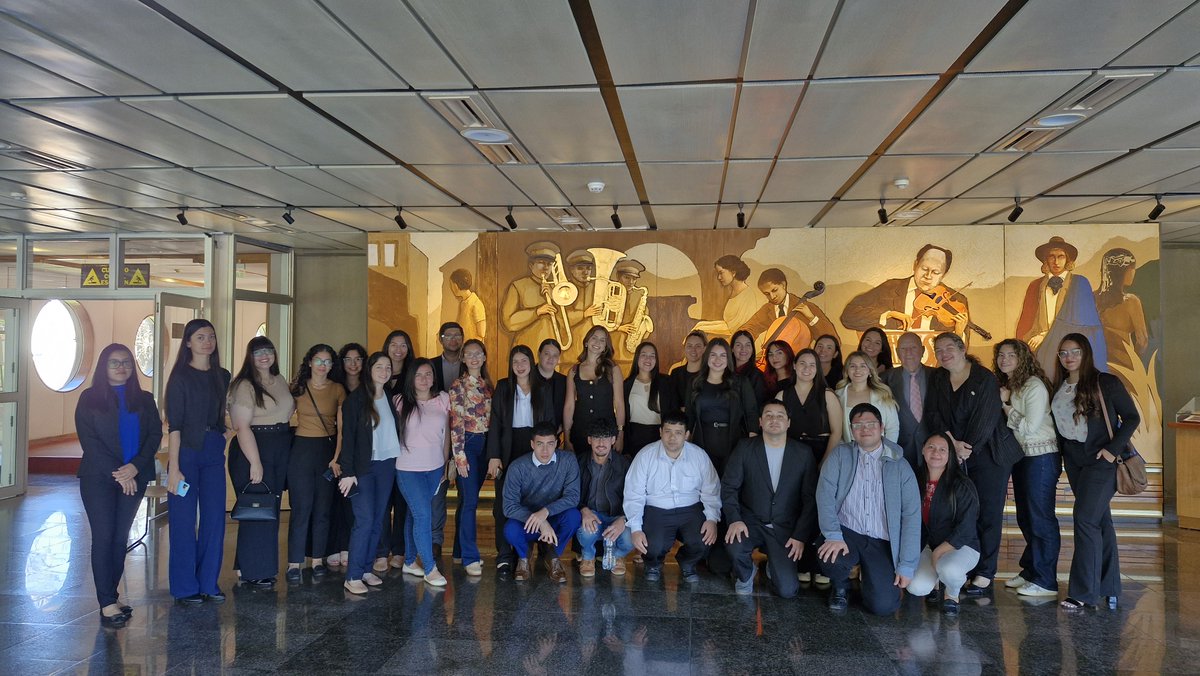 Durante la #VisitaGuiadaBCP, estudiantes de Contaduría Pública de la UNA recorrieron los espacios institucionales y culturales del BCP, junto al Prof. Dr. Marcos Lezcano, ex MTD, actual director de la Facultad, y conocieron más sobre las funciones y el rol de la institución.