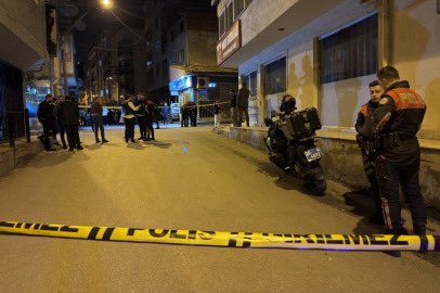 rojdaaltints_'s tweet image. Engelli kızını öldüren baba intihar etti

63 yaşındaki Hüseyin Sayılır, doğuştan fiziksel ve zihinsel engelli olan 30 yaşındaki kızı Feride Sayılır’ı pompalı tüfekle vurdu. 

Ardından aynı silahla kendi hayatına son verdi.

Olay, İzmir Menderes Mahallesi 1007 Sokak’ta saat…