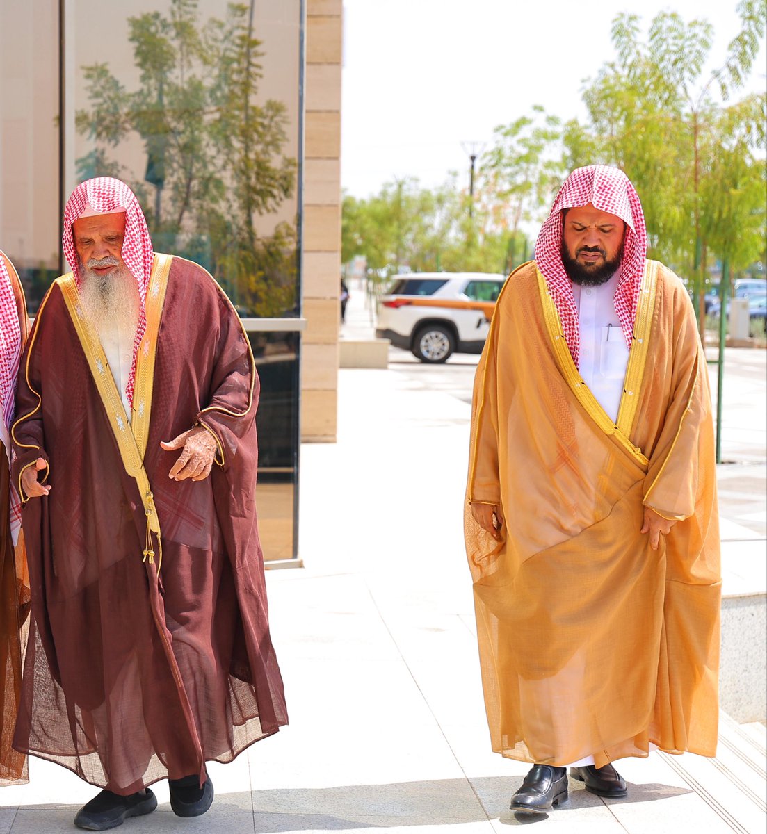 الأب الشّيخ علي الحذيفي
إمام و خطيب المسجد النّبوي

الإبن الشّيخ أحمد الحذيفي
إمام و خطيب المسجد النّبوي

﴿ذُرِّيَّةً بَعضُها مِن بَعضٍ﴾❤️