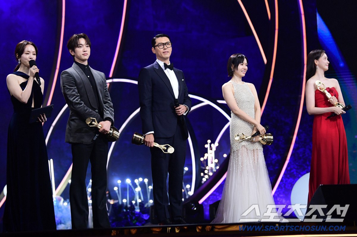 Cindot_Fc's tweet photo. Congratulations Lim YoonA, Son Yejin, Hyunbin and Park Jinyoung for winning the Popularity Award at The 46th Blue Dragon Film Awards!!!
#LimYoonA #YoonA #์ค์ #PrettyCrazy
#์
๋ง๊ฐ์ด์ฌ์๋ค #TheDevilHasMovedIn https://t.co/5r098h4aT5